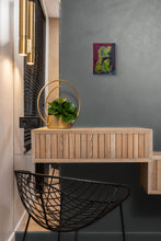 Charger l&#39;image dans la galerie, FANG Marie  - Contre le pillier,  Portrait Acrylique sur carton entoilé, mise en situation