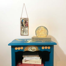 Charger l&#39;image dans la galerie, BLONDEL Sidonie - Main Bleue (Collage/verre) - ART ET MISS