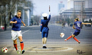 LE VAN Florence : Foot féminin à Pekin (Collage sur papier) - ART ET MISS