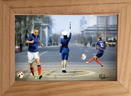 LE VAN Florence : Foot féminin à Pekin (Collage sur papier) - ART ET MISS