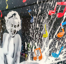 Charger l&#39;image dans la galerie, MaxL - Mickey &amp; Marilyn (tableau, collage coca + résine) - ART ET MISS